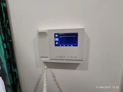 a computer on a wall with a cord plugged into it at Rota Punta Candor Terrace Playa 3 Bajo C in Rota