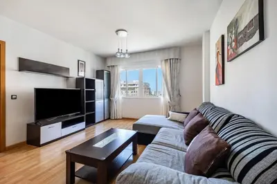 a living room with a couch and a tv at Sensacional piso en San Fernando in San Fernando
