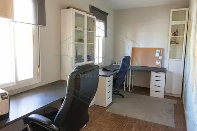 an office with a desk and a chair and a computer at Villa Zahara de 3 habitaciones con Piscina in Cádiz