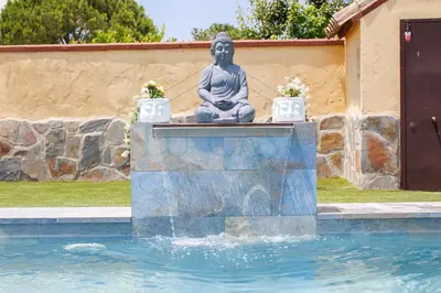 a statue of a woman sitting in a pool at Villa Zahara de 3 habitaciones con Piscina in Cádiz