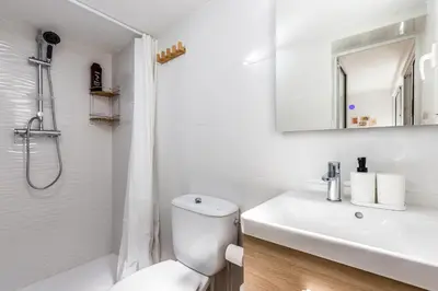 a bathroom with a toilet and a sink and a mirror at Apartamento en CENTRO CIUDAD in El Puerto de Santa María