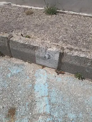 a curb with a blue stain on the side of a street at Apartamento Bajo en Valdelagrana, Primera Línea de Playa in El Puerto de Santa María
