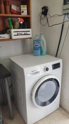 a washing machine sitting on top of a counter at Casa con piscina privada y jardín in Chiclana de la Frontera