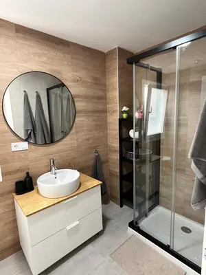 a bathroom with a sink and a mirror at Piso Palacios in El Puerto de Santa María